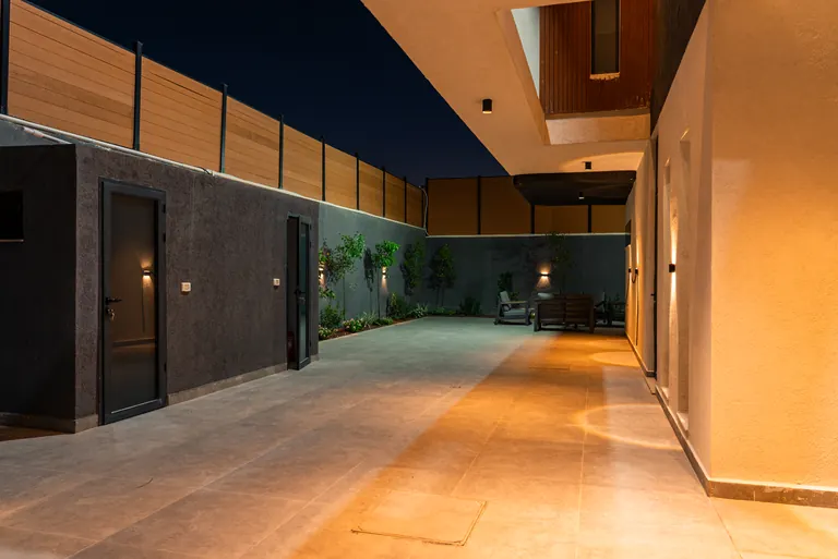 واجهة Garden Villa ليلًا