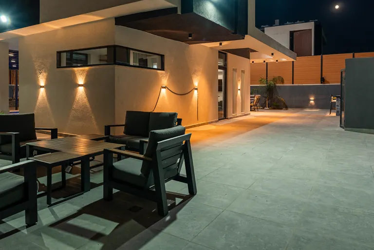 واجهة Garden Villa ليلًا