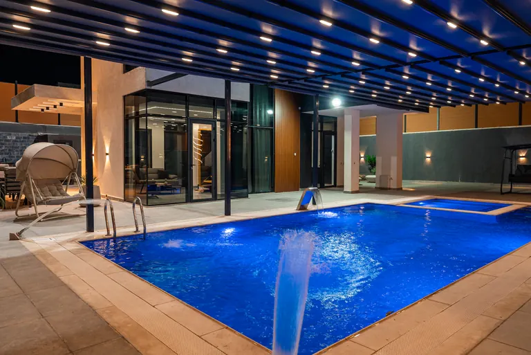 بركة السباحة الرئيسية وبركة الأطفال في Garden Villa