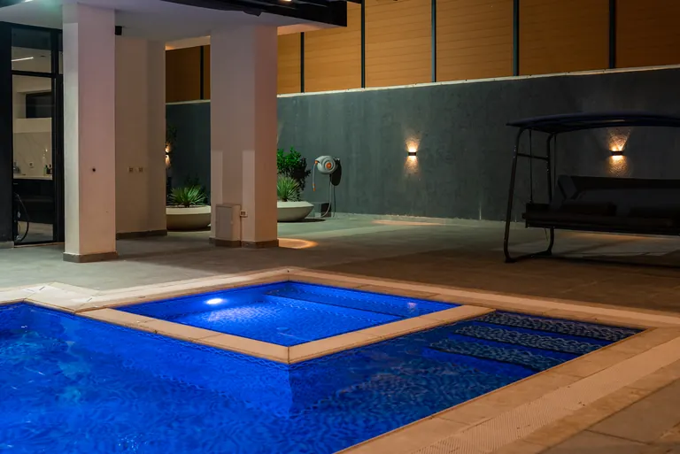 بركة السباحة الرئيسية وبركة الأطفال في Garden Villa