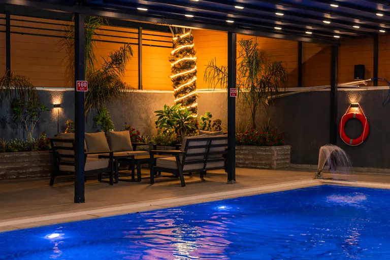 بركة السباحة الرئيسية وبركة الأطفال في Garden Villa